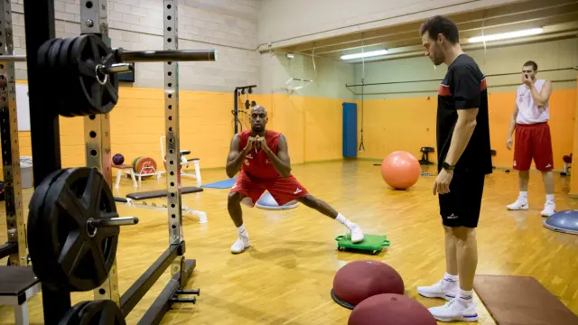 Berhanemeskel se ejercita en el gimnasio del pabellón Príncipe Felipe.