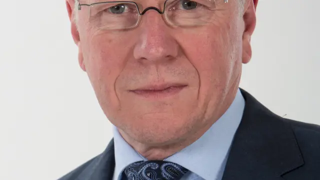 El doctor alemán Hans Geipert, especialista en Microcirugía Avanzada de Columna Vertebral.
