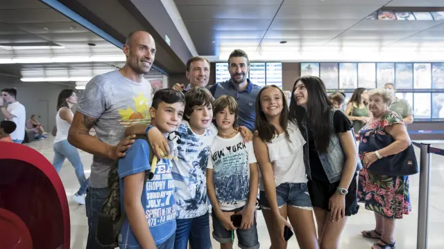 Láinez, Belsué y Cani posan con seguidores en el estreno de 'Los futbolísimos'