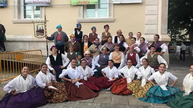 La Comunidad estuvo representada por el grupo de jota 'El Pilar'.