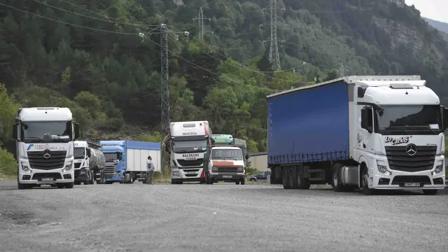 Camiones parados en el aparcamiento de Canfranc.