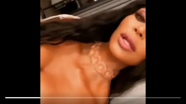 Kim Kardashian muestra en un vídeo de su Instagram Stories un collar implantado en su cuello.