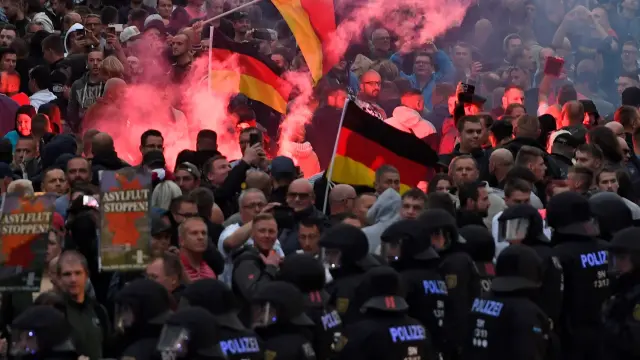 Manifestantes ultraderechistas protestan contra la muerte de un hombre en una pelea en Chemnitz, Alemania.