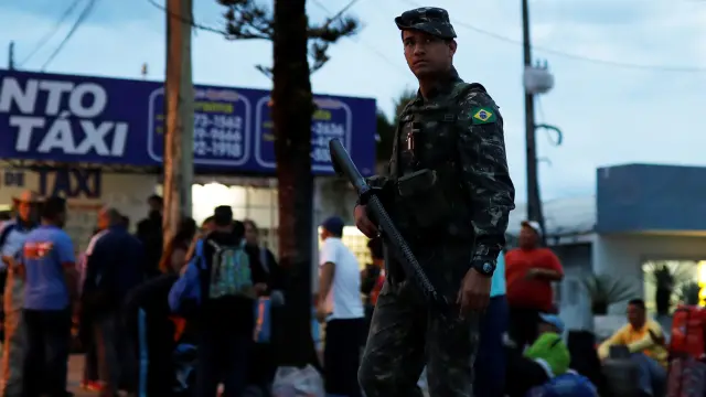 Un soldado brasileño en un control de pasaportes a inmigrantes venezolanos en Roraima
