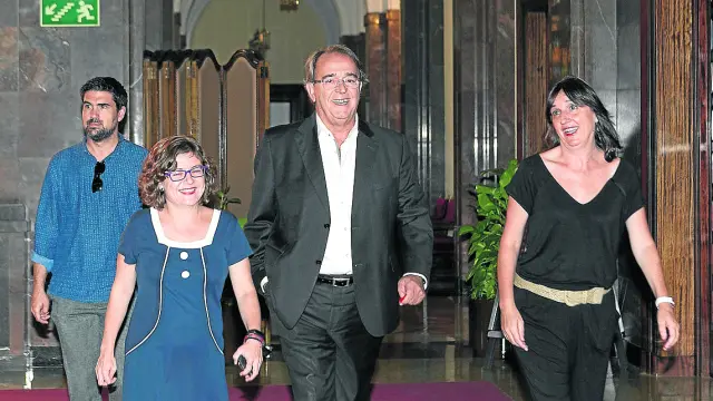 Carlos Pérez Anadón, flanqueado ayer por las concejalas Marta Aparicio y Lola Ranera.