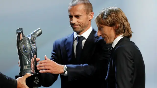 Aleksander Ceferin entrega a Luka Modric el premio al mejor jugador del año en Europa.