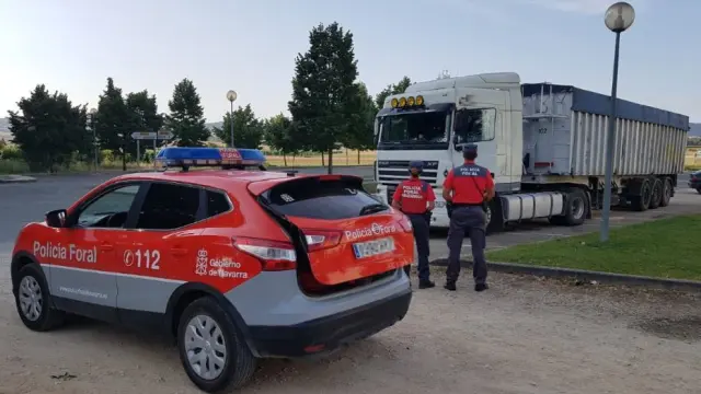 Momento en que la patrulla de la Policía Foral de Navarra inmovilizar el camión