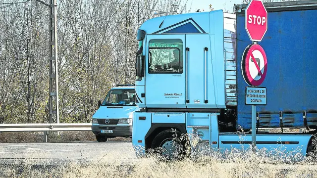 Un vehículo de transporte de mercancías circula por una carretera nacional.