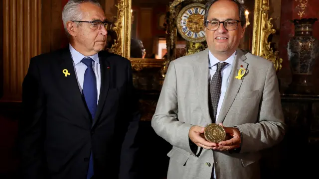 Quim Torra junto al alcalde de Perpinyà, Jean-Marc Pujol, en su visita al municipio francés para inaugurar la exposición "55 urnas para la libertad".