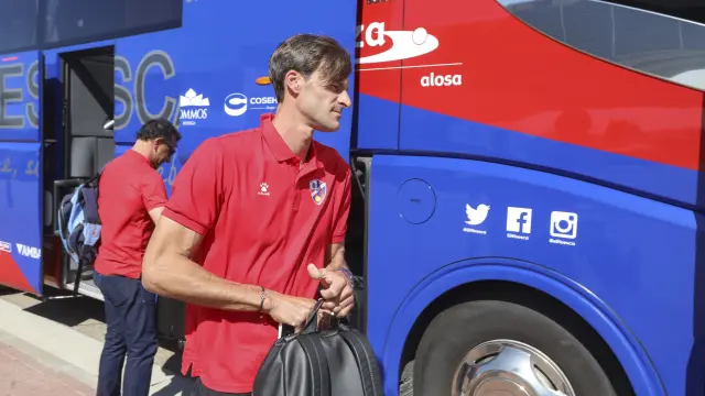El técnico Leo Franco se dispone a subir al autobús antes del partido para la primera jornada en Eibar.