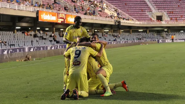 Los jugadores de la SD Ejea celebrando el histórico gol de Catalá en el Mini Estadi.