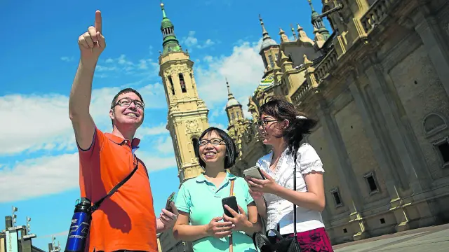 Jorge Aguadero, Mei y Mira Wang, disfrutando de las vistas de la plaza del Pilar.