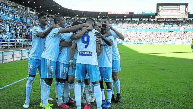 Los jugadores zaragocistas celebran el gol de Álvaro Vázquez frente al Las Palmas.