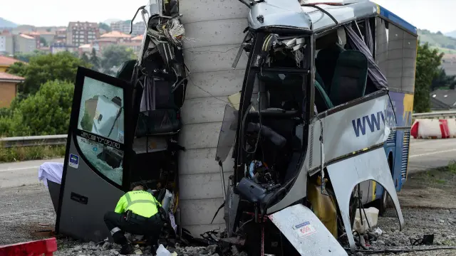El vehículo ha impactado frontalmente contra un pilar de un viaducto en la variante de Avilés (Asturias).