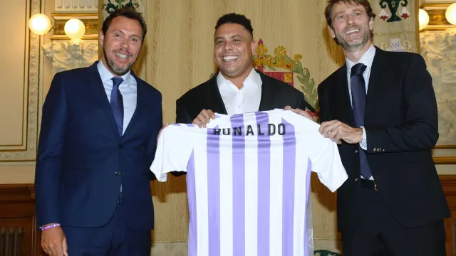 Ronaldo, junto al alcalde de Valladolid, Óscar Puente, y al presidente del club, Carlos Suárez.