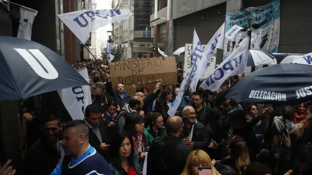 Un grupo de trabajadores públicos se manifiesta frente al Ministerio de Justicia en Buenos Aires en rechazo a la decisión de Macri de llevar a cabo un plan de equilibrio fiscal.