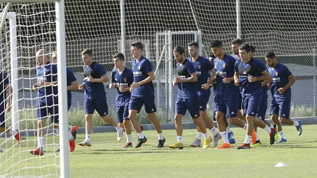 Los jugadores del Real Zaragoza, en el entrenamiento de este martes en la Ciudad Deportiva.