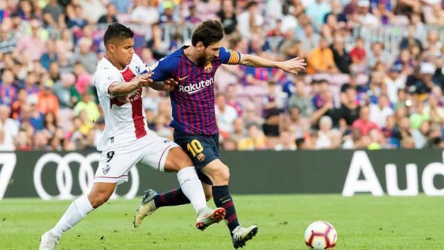 Cucho y Messi se disputan un balón en el partido del pasado domingo.