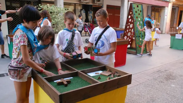 Los niños de Sariñena disfrutan de los juegos tradicionales el último día de fiestas.
