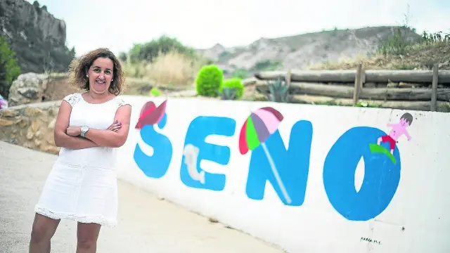Mónica Capilla, en el acceso a las piscinas de Seno, abiertas hace aproximadamente una década.