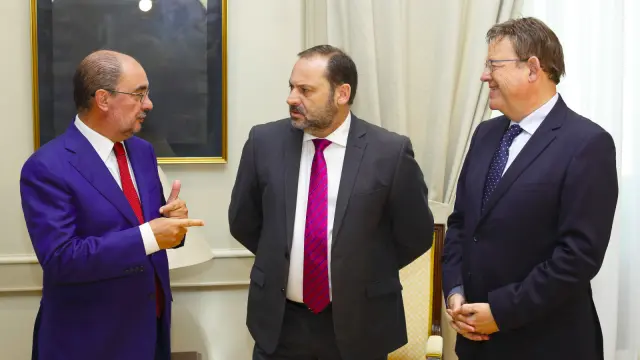 Javier Lambán, José Luis Ábalos y Ximo Puig, este miércoles, en el ministerio de Fomento