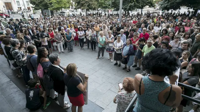 Un momento de la concentración celebrada ayer por la tarde en la plaza de España de Zaragoza.