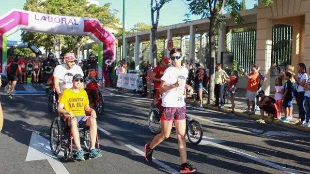 Jorge Murillo, en silla de ruedas, en la carrera solidaria 10K Bomberos de hace dos años en Zaragoza.