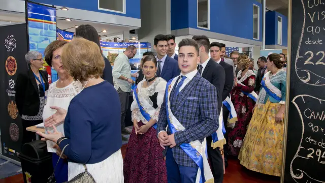 Los jóvenes de la localidad acudieron ataviados con trajes regionales a la inauguración.