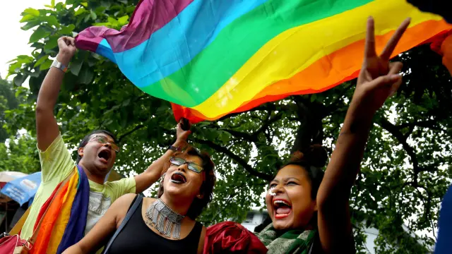 India legaliza la homosexualidad.