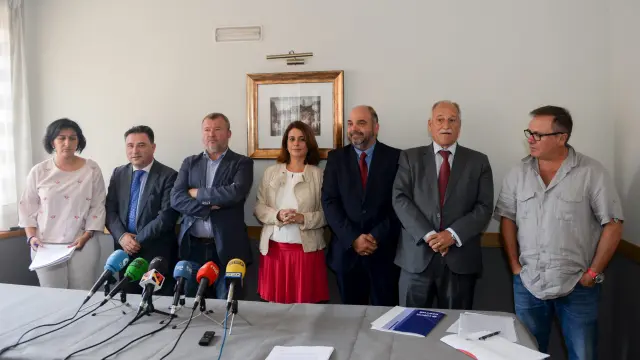 Representantes empresariales y sindicales, junto a los alcaldes de Teruel y Sagunto, Emma Buj y Quico Fernández.
