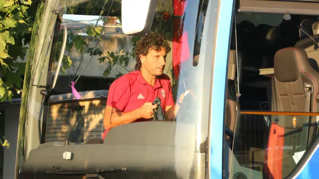 Idiakez subiendo al autobús del Real Zaragoza.