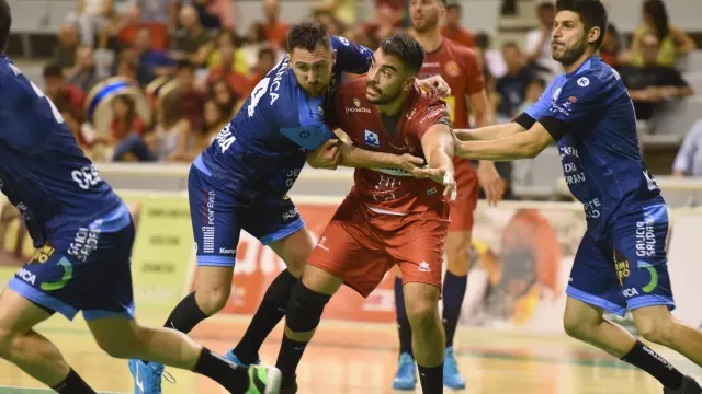 Gonzalo Carró pelea por la posición con un jugador del Cangas durante el partido de este viernes en el Palacio de los Deportes.
