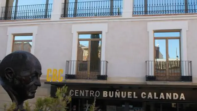 El Centro Buñuel Calanda se sitúa en la calle Mayor de la localidad.