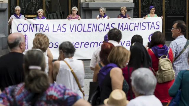 Concentración contra la violencia machista este jueves en la plaza de España de Zaragoza.