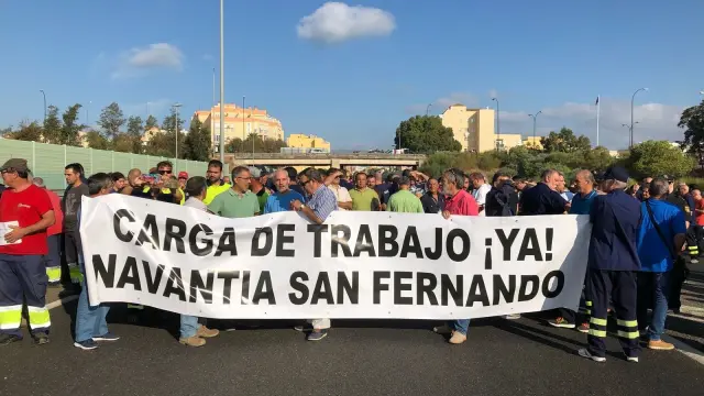 Los trabajadores del astillero de Navantia de San Fernando, Cádiz, han cortado la A-4 por temor a la pérdida del contrato.