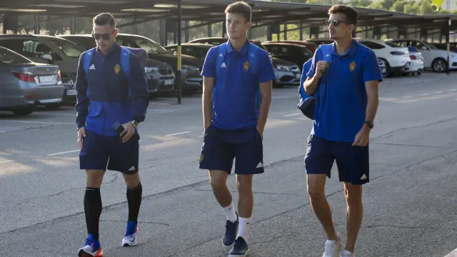 Álvaro Vázquez, Marc Gual y Álex Muñoz en la Ciudad Deportiva antes de partir hacia Oviedo.