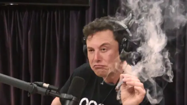 El fundador de Tesla, Elon Musk, en un programa radiofónico fumando marihuana. En la imagen, captura del programa de Joe Rogan emitido por Youtube.