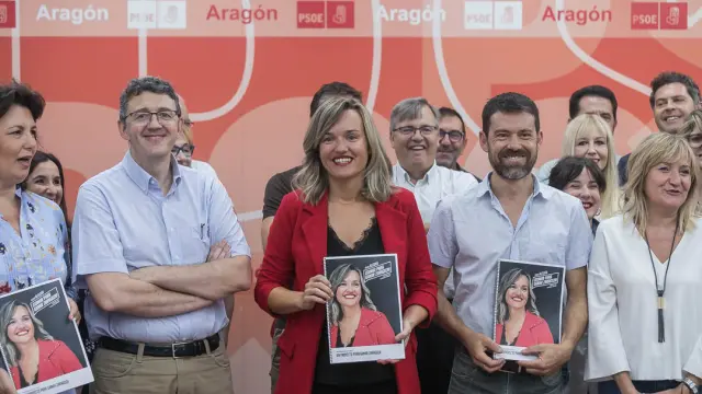 Pilar Alegría, con militantes que colaboran en su campaña.