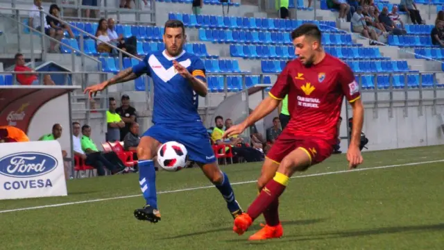 Un jugador del Teruel pugna por un balón en el partido disputado en Badalona.