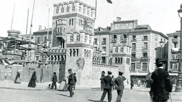 Castillo de madera levantado en la actual plaza de España de Zaragoza para las fiestas del Pilar de 1904.