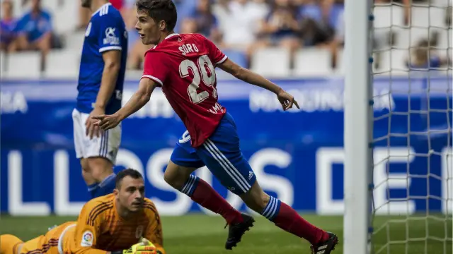 Momento en el que Soro acaba de marcar el 0-4 en Oviedo, con el portero Herrero caído en el suelo mirando el primer tanto como profesional del canterano del Real Zaragoza.