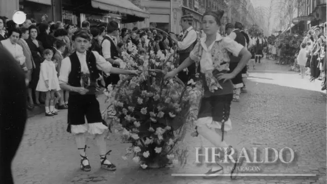 Ofrenda a la Virgen del Pilar en Zaragoza en 1958. La primera ofrenda de Flores de la historia.