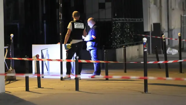 Investigadores en el lugar en el que se produjo el ataque con cuchillo, al noreste de París.