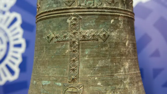 La campana de la Iglesia Parroquial de Santa María de la Asunción de Guadalcanal, del año 1667.