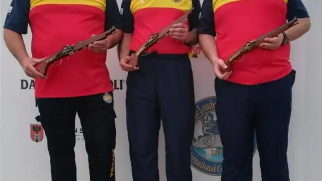 El deportista oscense Rafael Velasco Otal (a la derecha) ganó el  28º Campeonato del Mundo de Armas Históricas, que se disputó del 19 al 25 de agosto en Austria, en la modalidad Tanzutsu, pistola de mecha.