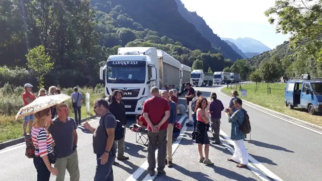 Manifestantes impiden el tráfico de camiones por la carreteta RN-134 esta mañana en Accous.