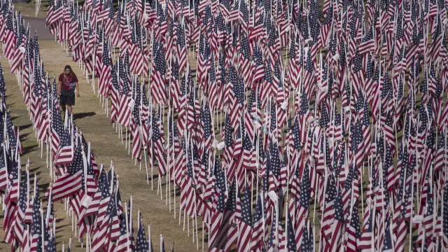 Vista de las banderas plantadas en memoria de las víctimas del 11-S, en Arizona.