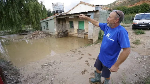 Ángel Alfambra muestra los daños por inundación tras las lluvias del fin de semana.