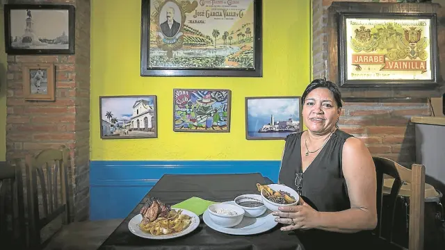 Narelia Soto, con el plato típico cubano de arroz congrí.
