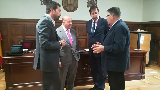 De izquierda a derecha, los abogados Miguel Redón y Leocadio Bueso; el decano de los letrados turolenses, Alfonso Casas, y el juez Jorge Cañadas.